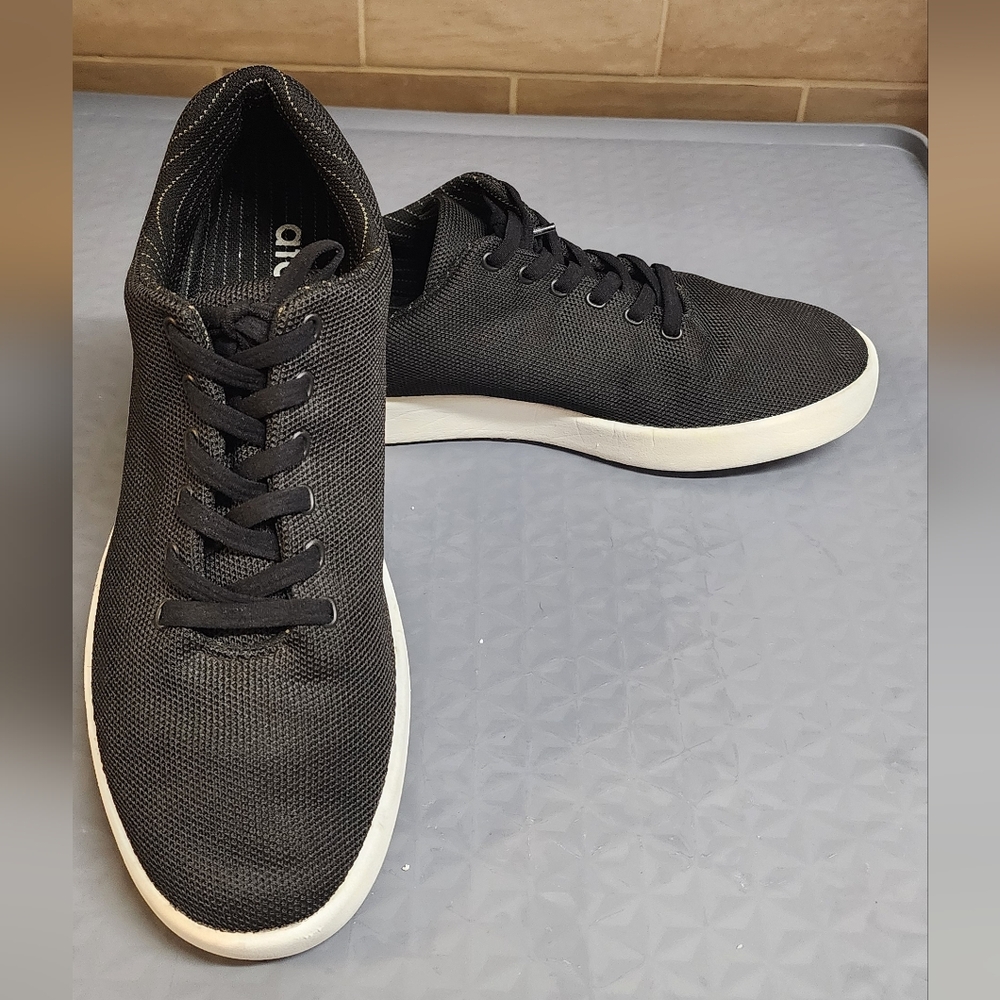 Atoms mens sz 10.5 black lace up mesh sneakers with white sole atom logo CLEAN